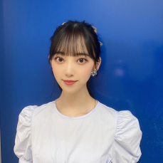 堀未央奈、微笑みながらカメラ見つめるバストアップSHOT