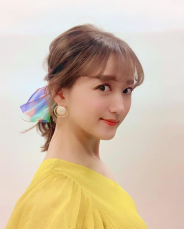 小松彩夏、春らしいヘアアクセをつけた横顔ショット公開