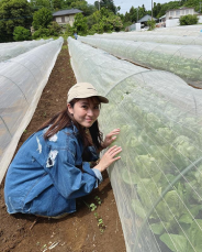 石川恋、トラウデン直美と畑でベジ活に「畑の美女」の声