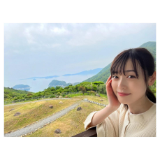 福原遥、連なる山々や海バックに微笑む姿に「かわいい」