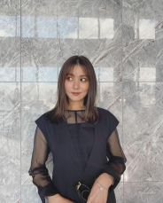 石川恋、黒ドレス姿のオフショに絶賛の声「胸がきゅん」