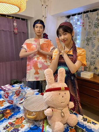 島崎遥香 渡邊圭祐 タイ衣装に身を包み合掌ポーズ 記事詳細 Infoseekニュース