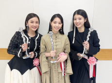 平祐奈、西野七瀬＆馬場ふみかと受賞トロフィーでパチリ