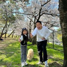 ダイアン津田の妻、桜の下で夫と長女のゴイゴイスー公開