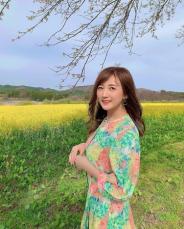 小松彩夏、満開の菜の花＆桜をバックのワンピ姿に反響