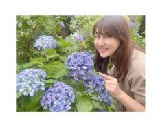 安めぐみ、紫陽花に囲まれた笑顔ショット公開