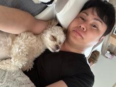 ノンスタ井上、愛犬との腕枕ショット＆隣で熟睡する妻…