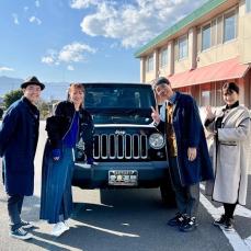 新山千春、愛車Jeepと一緒におぎやはぎらと４ショット