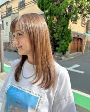 小松彩夏、ヘアメンテ後の艶髪ロングヘアにご機嫌の横顔