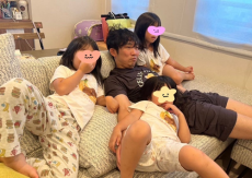 ノンスタ石田、三姉妹たちとソファでくつろぐ姿を披露