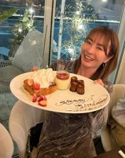 新山千春、44歳の誕生日会＆とよた真帆らと４ショット