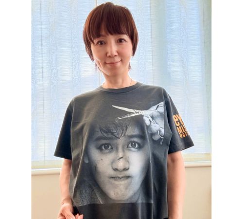渡辺満里奈、渡辺美里『eyes』Tシャツ披露、変わらぬ推し愛｜Infoseek