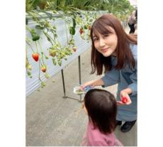 安めぐみ、長女＆次女と今年初いちご狩り＆手作り雪だるま公開