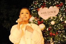  西野カナ、自身がプロデュースしたクリスマスツリーの点灯式に登場！ 