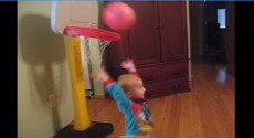   【将来が怖い…】1歳児のバスケ技がスゴすぎるｗｗ 