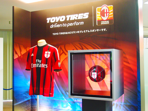 ACミランのサインボールが宙に!? 東洋ゴム工業が不思議な