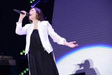  絢香、10周年記念日のメモリアルライブでアリーナツアー開催を発表 