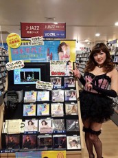  高木里代子、インストアライブでボンテージ姿を披露！ 