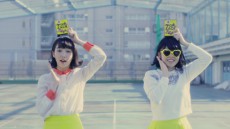  飯豊まりえ、双子コーデでつけヒゲ姿＆ポップなダンスを披露するWEB限定動画が公開 