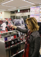  YOSHIKI、ローソンに降臨！ 自ら『X JAPANくじ』に挑戦 