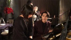  “ドメキス”山﨑賢人、門脇麦とピアノで遊ぶ仲良し写真 