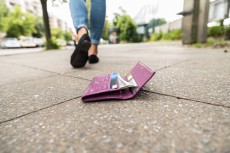  驚愕！ 30歳までに財布を落としたことのある人は…92％ 