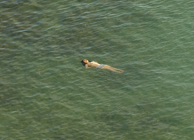 海原に浮かぶ海水浴客を撮り集めたリチャード・ミズラック写真集【ShelfオススメBOOK】