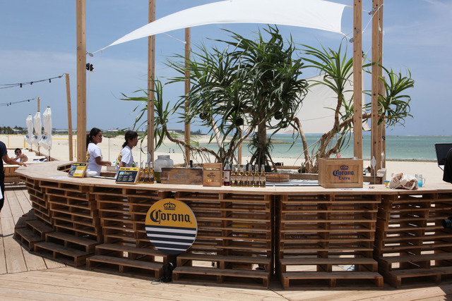 夏の海、サンセット、音楽を贅沢に満喫。コロナビールが沖縄の"楽園ビーチ"にリゾートラウンジをプロデュース