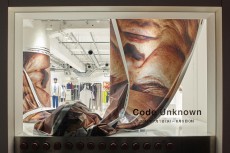 ISSEY MIYAKE MEN×写真家・藤原聡志コラボ「Code Unknown」発売。銀座特別展も開催中