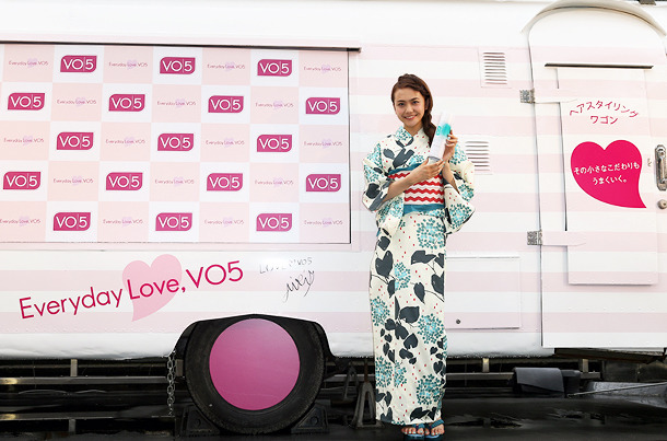 “こなれヘア”を伝授。街中にヘアスプレー「VO5」のスタイリングワゴン出現