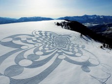 雪山に巨大なミステリーサークル。自身の足で踏み固めて描く壮大なスノーアート