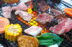 “手ぶらで楽しめる”BBQテラスが日本橋三越屋上にオープン！