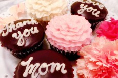 マグノリアベーカリーの“母の日”カップケーキ。チョコレートのメッセージを添えて！
