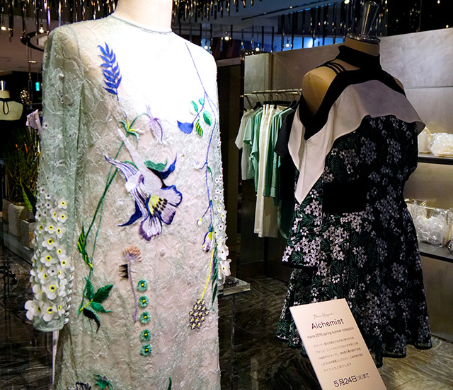mameの黒河内真衣子、新宿伊勢丹で “ニューメキシコの夢”を服で表現。白緑の刺繍ドレスやブラウスの限定品も