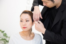 ハッとする“赤”を唇に。SUQQUアーティストがレクチャーするモードメイク【Beauty Method】