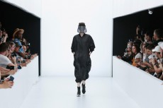 Y-3、モノクロームなSF世界。人類が宇宙で過ごすなら【17SSメンズ】