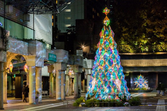 アークヒルズにミラーボールのクリスマスツリー出現、光の反射で広がる星屑や宇宙！