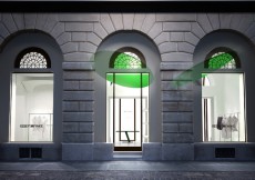 イッセイ ミヤケがイタリアに初の旗艦店をオープン。ショップデザインは吉岡徳仁