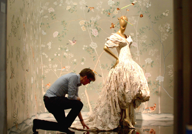 パスザバトン×映画『メットガラ ドレスをまとった美術館』、“オリエンタル”なヴィンテージ食器やウエアを販売
