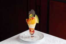 資生堂パーラー サロン・ド・カフェで食す、柑橘果物やスイカのフルーツパフェ＆“越後姫”のストロベリーパフェ