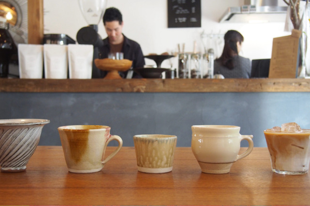 益子焼やスリップウェアなど日本各地の窯元・作家の“カップ”をコーヒーショップで楽しむ
