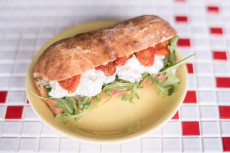 パリ・ストリート発祥、モッツァレラチーズのサンドイッチショップ日本2号店が青山にオープン