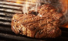 旨味を凝縮した赤身肉に“フュージョン系ソース”をたっぷり、鎌倉にカジュアルなステーキスタンドがオープン