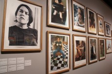 英国現代アート展が東京駅でスタート。トレイシー・エミン、サラ・ルーカス、シュリグリーら集結