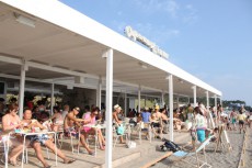 伝説のカフェ再現したビーチハウス「カフェドロペラメール」今年も葉山に出現