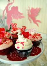 マグノリアベーカリーのバレンタイン。ハートや愛の言葉がトッピングされた4種の限定カップケーキ