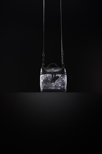 ヨウジヤマモト「ディスコード」、日本伝統の絞り加工が美しい15SSバッグ