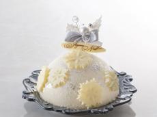 フランス発ベイユヴェールのクリスマスケーキ。白を基調とした見た目の華やかさとオトナらしさを追求