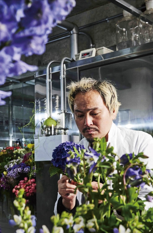 東信が表現したメゾン クリスチャン ディオールの香りの世界。花への