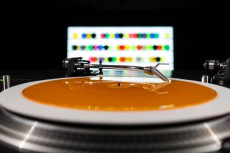 レコードと4台のターンテーブルで無限の音を奏でる、代官山でカールステン・ニコライの個展開催